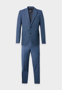 Costume homme bleu deux pièces avec un blazer à deux boutons et un pantalon assorti sur un fond clair uni.