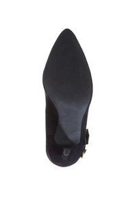 Scarpa nera con tacco alto, punta appuntita e tomaia in suede liscio. La suola è in gomma strutturata, con un tacco basso e un accento con fibbia laterale.