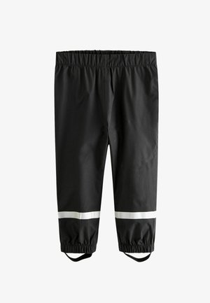 Fekete vízálló nadrág elasztikus derékkal, két fehér fényvisszaverő csíkkal az alján és állítható bokapántokkal.