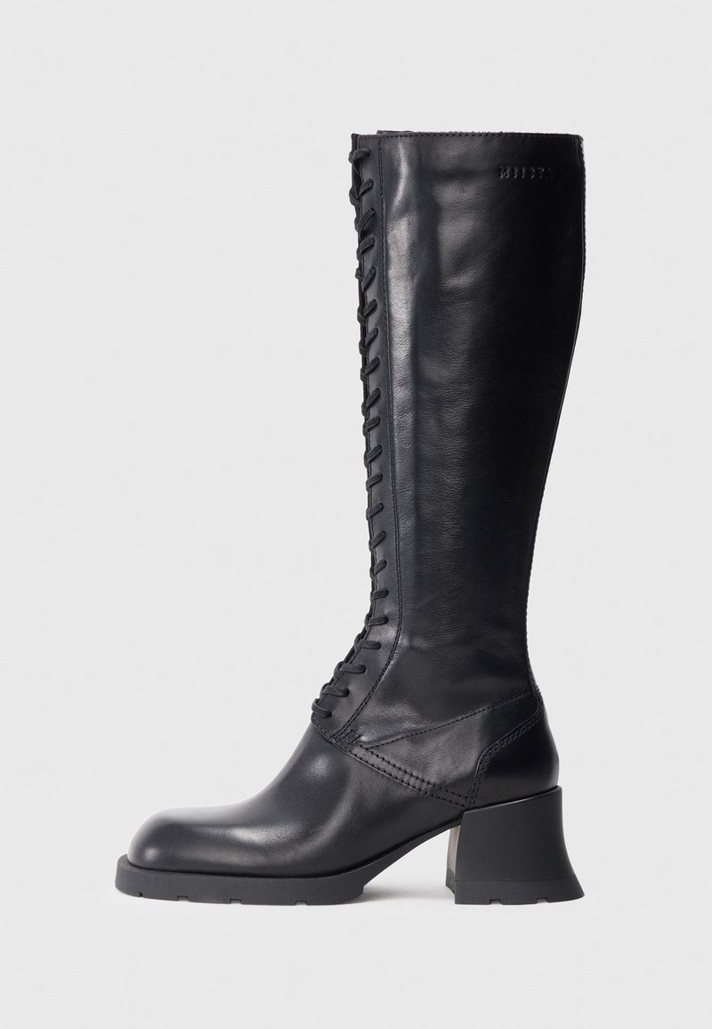 Botas negras de cuero hasta la rodilla con punta cuadrada, detalle de cordones en el lateral y tacón grueso. Textura lisa con acentos mínimos.