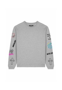 Szürke pamut pulóver hosszú ujjakkal, szöveggel és grafikai mintázatokkal, beleértve szívformákat, egy keresztet és színes díszítéseket mindkét ujján.