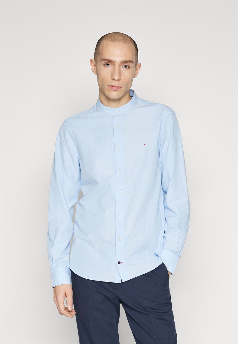 Camicia a righe azzurre con cravatta regimentale in scatola regalo
