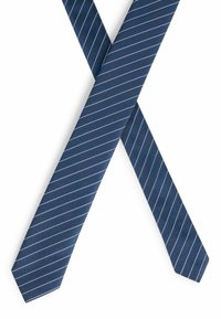 Mörkblå slips med diagonala vita ränder. Tygets struktur verkar slät. Avsmalnande ändar med en spetsig form.