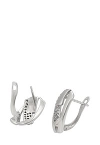 Orecchini di colore argento con un design elegante, caratterizzati da curve morbide, una superficie interna strutturata e una fila di gemme trasparenti incastonate.