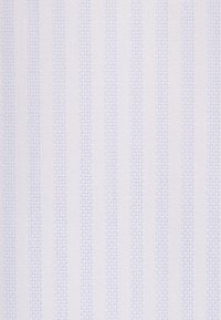 Tissu blanc avec de subtiles rayures verticales texturées en gris clair, montrant un motif tissé détaillé en gros plan.