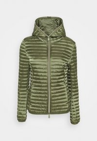 Oliwkowa kurtka puchowa z poziomymi przeszyciami, z pełnym zapięciem na zamek i kapturem. Wykonana z błyszczącego, lekkiego materiału o gładkiej fakturze.