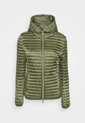 Olivgrön puffjacka med horisontell sömnad, hel dragkedja och huva. Tillverkad av ett glänsande, lätt material med mjuk textur.