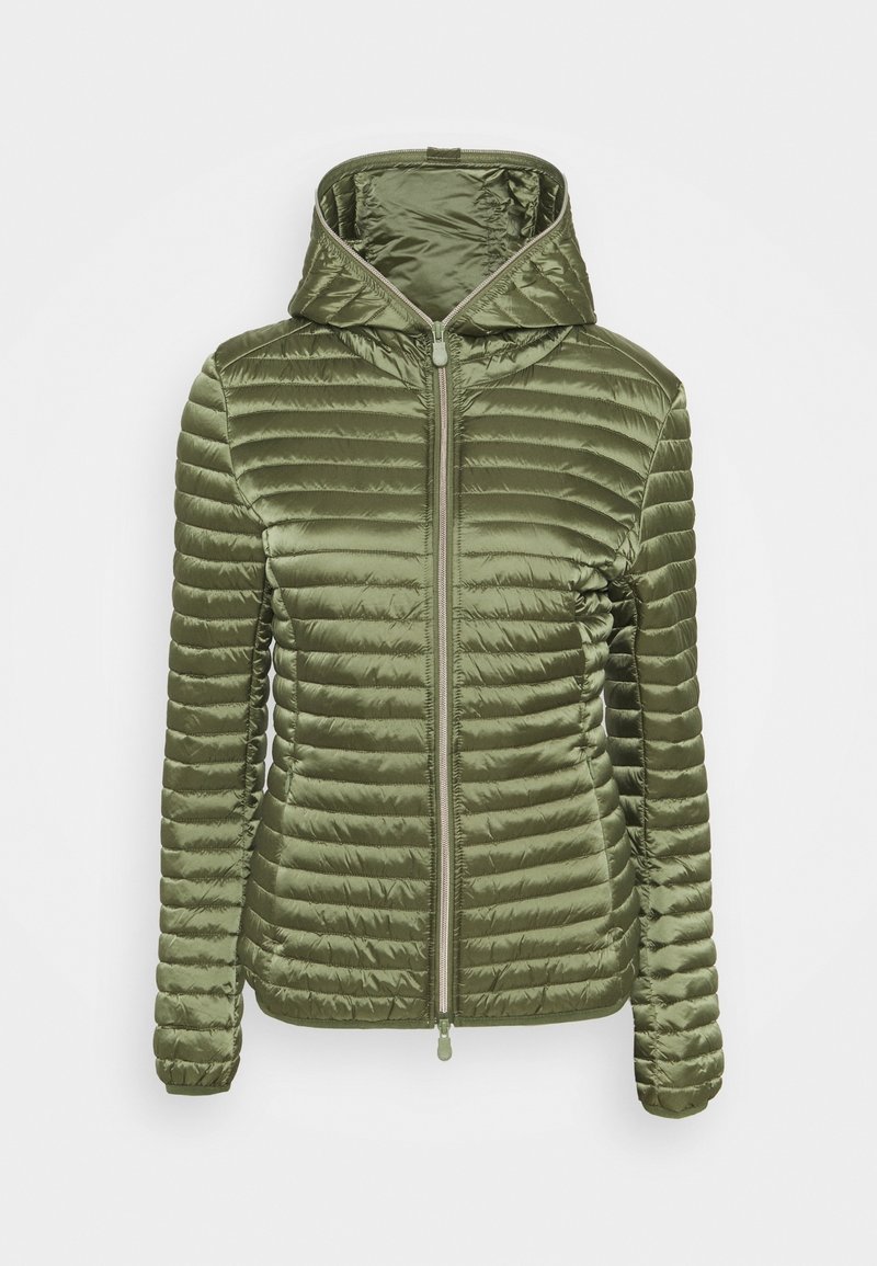 Oliwkowa kurtka puchowa z poziomymi przeszyciami, z pełnym zapięciem na zamek i kapturem. Wykonana z błyszczącego, lekkiego materiału o gładkiej fakturze.