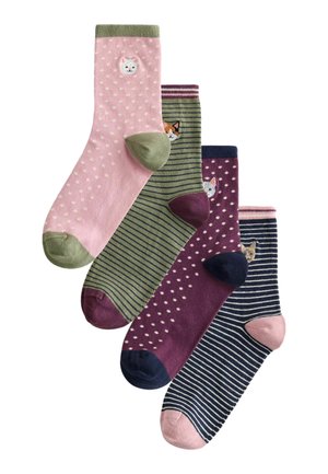 Vier Paar Knöchelsocken mit Katzengesichtern nahe der Spitze, mit rosa Punkten, grünen Streifen, lila Punkten und blauen Streifen.