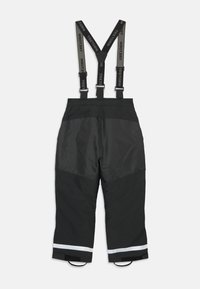 Sorte vandtætte bukser med justerbare sorte seler, reflekterende hvide striber ved kanten og tekstureret stof for holdbarhed.