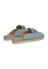 Espadrillas in camoscio azzurro chiaro con schienale aperto, caratterizzate da dettagli metallici decorativi e suole in juta intrecciata con fondo in gomma bianca.