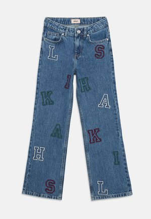 Lys blå denim vide jeans med fargerike broderte bokstaver i forskjellige nyanser. Klassisk fem-lomme-design med metallknapplukking.