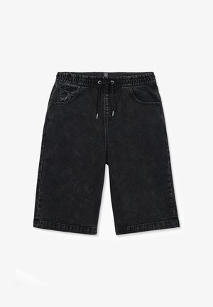 Shorts en denim noir avec taille élastique, cordon de serrage et poches avant, posés à plat sur un fond blanc.