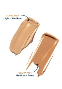 Twee kleurstalen van foundation: "Light-Medium" links, een romige beige; "Medium-Deep" rechts, een diepere tan. Soepele textuur, glanzende afwerking.