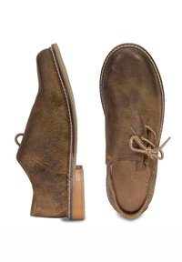Braune Lederschuhe mit texturiertem Finish, runder Spitze und dünsen Schnürsenkeln. Die Sohle hat eine Holzverzierung und Kontrastnähte.
