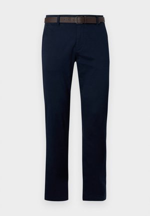 Pantalones azul marino de corte recto, fabricados en algodón. Presentan un cinturón de cuero marrón y un diseño sencillo sin patrones ni acentos.