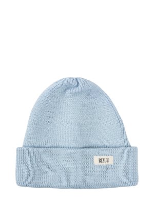 Jasnoniebieska dziergana czapka typu beanie z podwiniętym brzegiem i małą białą prostokątną metką z napisem "BIZUU" z przodu.