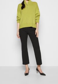 Theory Sweter