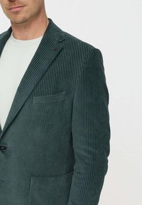 Sötétzöld kord blézer függőleges csíkokkal, kihajtható reverrel, egy gombos záródással és mellzseb részlettel.