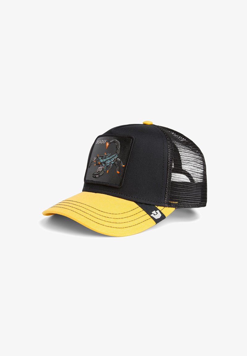 Gorra de camionero de malla negra y amarilla con un parche frontal que presenta un diseño de escorpión. Visera amarilla con múltiples líneas de costura.