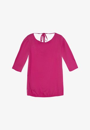 Magentowa tunika z rękawami o długości trzech czwartych, okrągłym dekoltem i wiązaniem z tyłu. Gładka tekstura i marszczenia na dolnej krawędzi.