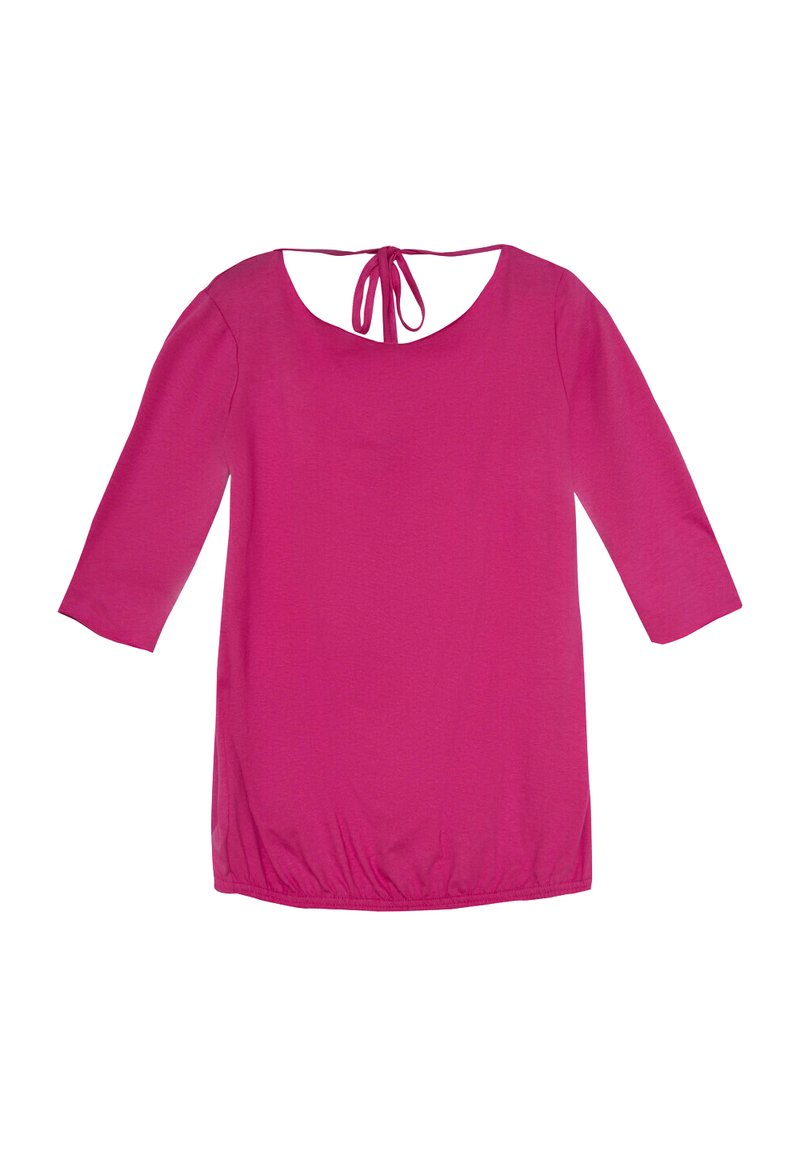 Magentowa tunika z rękawami o długości trzech czwartych, okrągłym dekoltem i wiązaniem z tyłu. Gładka tekstura i marszczenia na dolnej krawędzi.