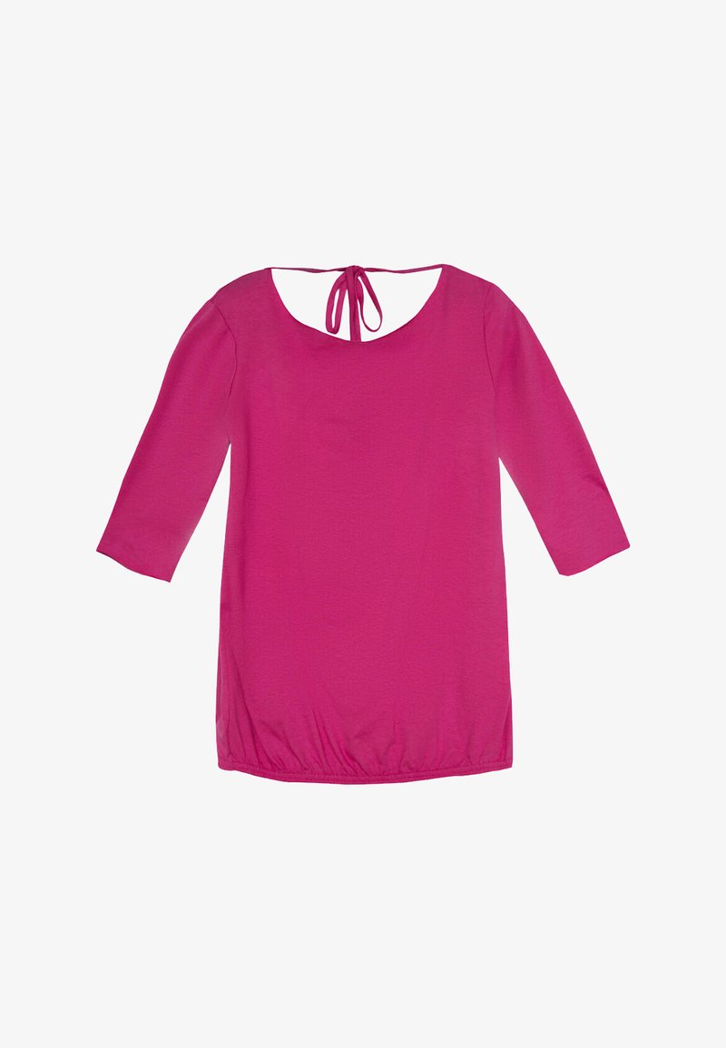 Magentowa tunika z rękawami o długości trzech czwartych, okrągłym dekoltem i wiązaniem z tyłu. Gładka tekstura i marszczenia na dolnej krawędzi.