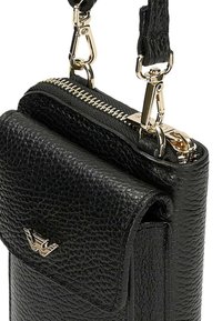 Borsa a tracolla in pelle nera con texture, dotata di cerniera dorata, tracolla removibile e dettagli metallici. Presenta un pattino frontale e un branding sottile.