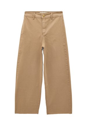 Pantalon beige à jambes larges avec passants pour ceinture, bouton devant et fermeture éclair, fabriqué en tissu solide.