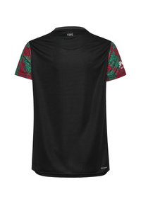 Maglietta sportiva nera con maniche corte a fantasia rossa e verde, con la scritta "1965" stampata sul collo posteriore e l'etichetta "BEECOOL" vicino all'orlo.