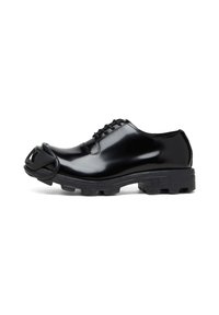 Chaussure en cuir verni noir avec une finition lisse, présentant des accents en caoutchouc noir uniques à l'extrémité et une semelle texturée robuste.