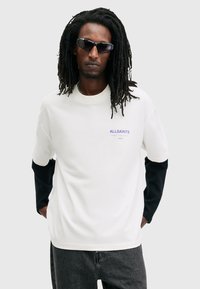 AllSaints UNDERGROUND CREW - Nyomott mintás póló - ashen white purple