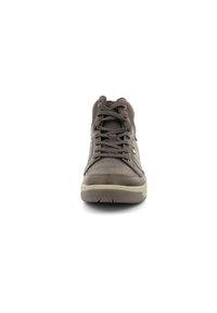 Bruine hoge sneaker met leren bovenwerk, gestructureerd oppervlak, ronde neus, contrasterende lichte zool en traditionele vetersluiting.