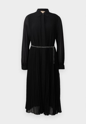 Fekete, hosszú ujjú midi ruha pleated anyagból, hegyes gallérral, gombos mandzsettával, rejtett elülső gombokkal �és ezüst láncbelsőséggel a deréknál.