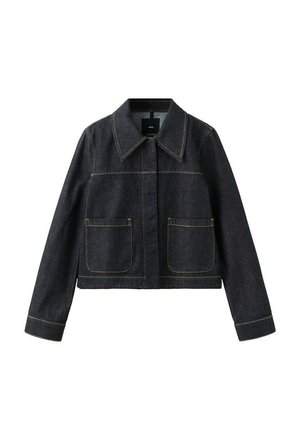 Chaqueta de mezclilla oscura con cuello ancho, dos bolsillos delanteros de parche, mangas largas y costuras visibles en contraste.