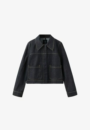 Jachetă din denim închis la culoare, cu guler larg, două buzunare aplicate în față, mâneci lungi și cusături contrastante vizibile.