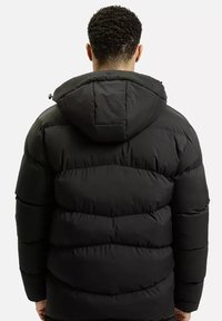 Czarna kurtka puchowa z kapturem. Posiada pikowany wzór, lekko błyszczącą teksturę i elastyczne mankiety. Podszewka wnętrza niewidoczna.
