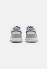 Nike Sportswear DUNK LOW - Matalavartiset tennarit - white/light carbon/platinum tint/pure platinum