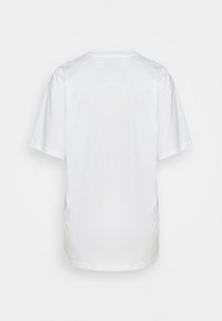 Biała bawełniana koszulka, krótkie rękawy, okrągły dekolt, bez grafik ani wzorów, gładka tekstura, standardowy fason, czysty, prosty design.