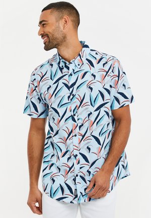 Chemise à manches courtes boutonnée en bleu clair avec un motif de feuilles en bleu marine, rose et aqua. Mélange de coton avec un col standard et une coupe décontractée.