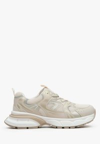 Beżowe buty sportowe z siateczkową i syntetyczną cholewką, grubą białą podeszwą, teksturowanymi akcentami oraz minimalnym logotypem. Posiadają pętelkę z tyłu.