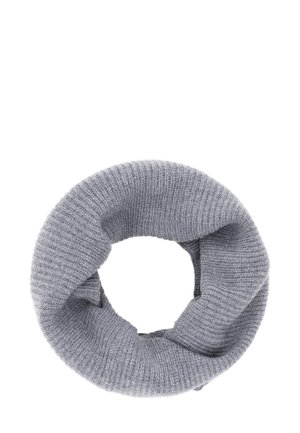 Grå strikket infinity-scarf med ribbet tekstur, i en cirkulær form og blødt stof. Ingen synlige mønstre eller hardware.