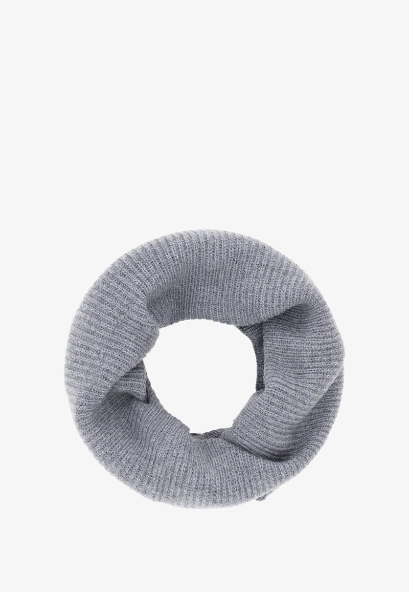 Pelēks adīts bezgalības šalle ar ribotu tekstūru, ar apļu formu un mīkstu audumu. Nav redzamu rakstu vai aparatūras.