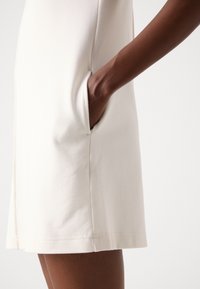 Calvin Klein Jeans MILANO T SHIRT DRESS - Haljina od žerseja - tofu