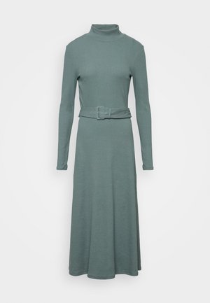 Robe bleu sarcelle à manches longues et col montant avec ceinture assortie à la taille et jupe évasée, présentée sur un fond blanc uni.