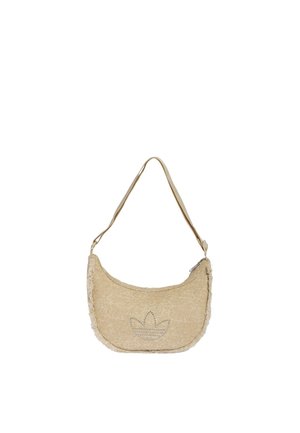 Beige skuldertaske formet som en halvmåne med justerbar rem og syet trekløverlogo foran, med tekstureret stof og frynsede kanter.