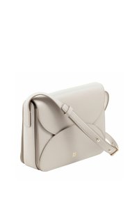 Bolso cruzado de cuero gris claro con cierre de solapa, detalles de diseño curvados, correa ajustable y un logo dorado en relieve.