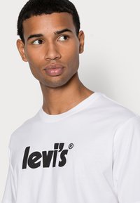 Levi's® RELAXED FIT - Apdrukāts T-krekls - poster white