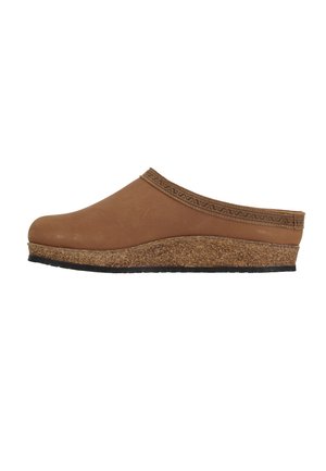 Bruine instapklomp met kurken sleehak en decoratieve biezen langs de opening, ontworpen voor comfort en casual gebruik.