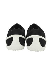 Schwarze Sportschuhe mit einer glatten Oberseite, kontrastierender weißer Gummisohle und texturierten seitlichen Akzenten für besseren Halt. Die Rückansicht zeigt ein minimalistisches Design.